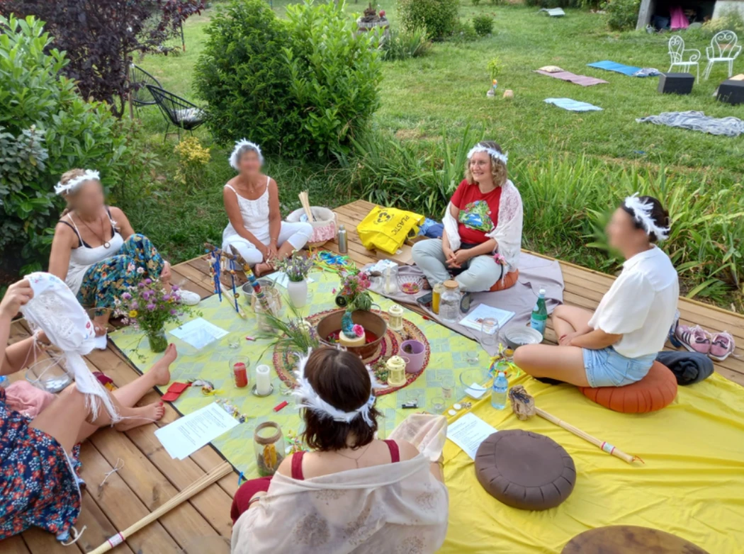 Cercle de femmes – La Bâtie-Neuve, Hautes-Alpes Cercle de femmes à La Bâtie-Neuve dans les Hautes-Alpes
